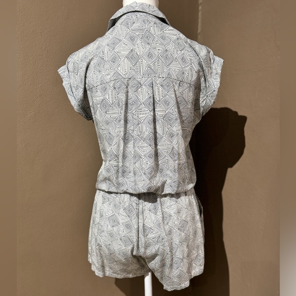 Geometric Patterned Button-Up Romper With Elastic… - image 5